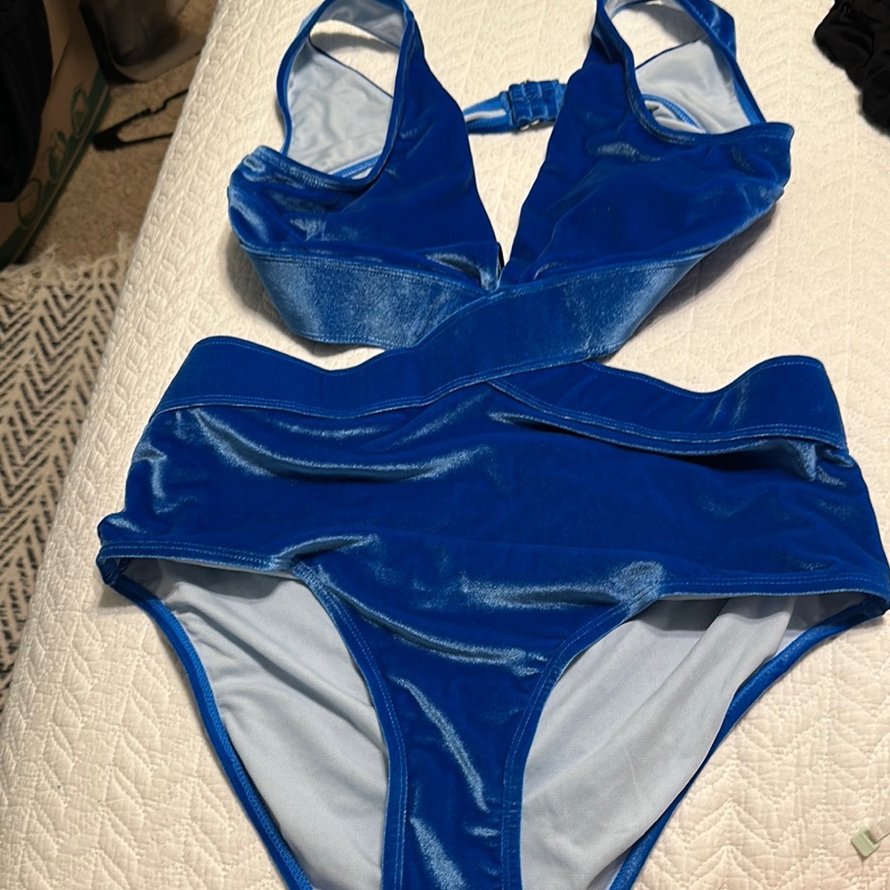 NWT Cupshe Blue Velvet Swimsuit. Size Large.